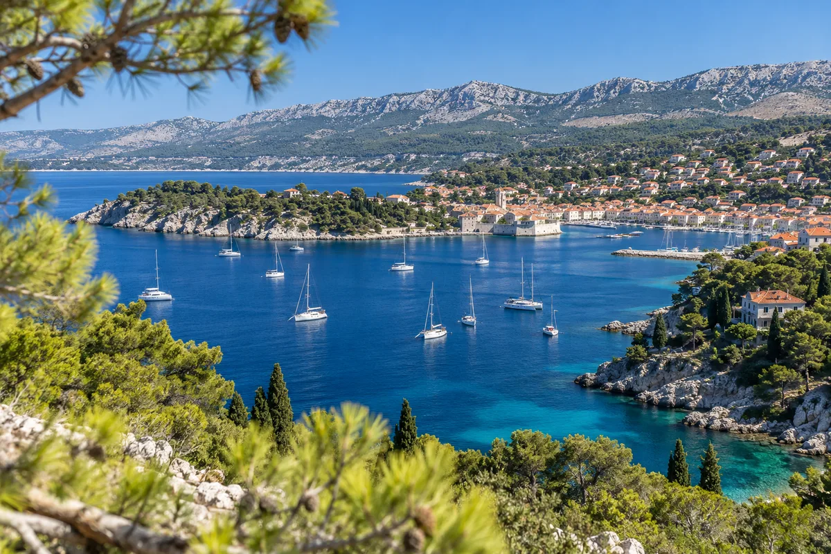 La rade de Toulon sous le soleil, voiliers au mouillage et collines calcaires en arrière-plan